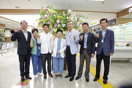 한전산업개발이 국립중앙의료원에 방문하여 응원의 나무전달 후 찍은 단체사진